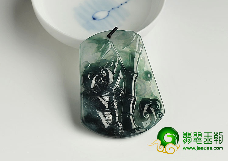 (超值推荐)糯冰种飘花缅甸翡翠A货熊猫挂件