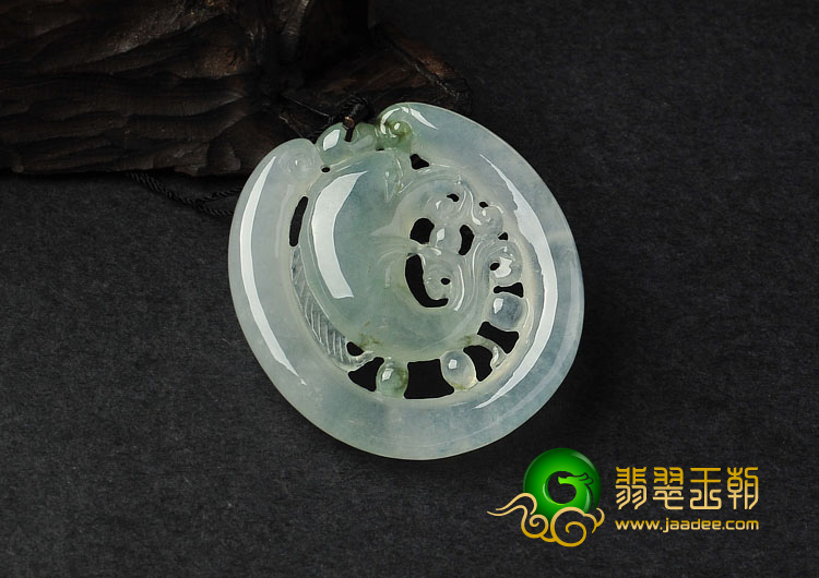 冰种晴水略飘花缅甸翡翠A货海豚挂件