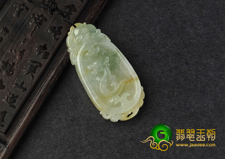 糯冰种淡黄翡飘花缅甸翡翠A货仿古龙凤牌挂件