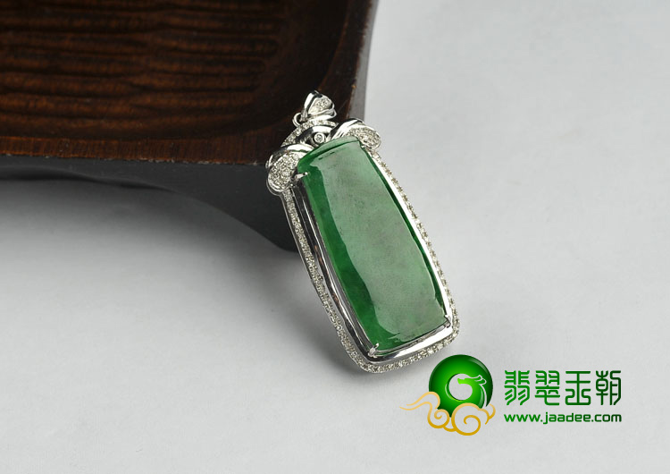 糯冰种阳绿缅甸翡翠A货镶白金胸坠（真钻）