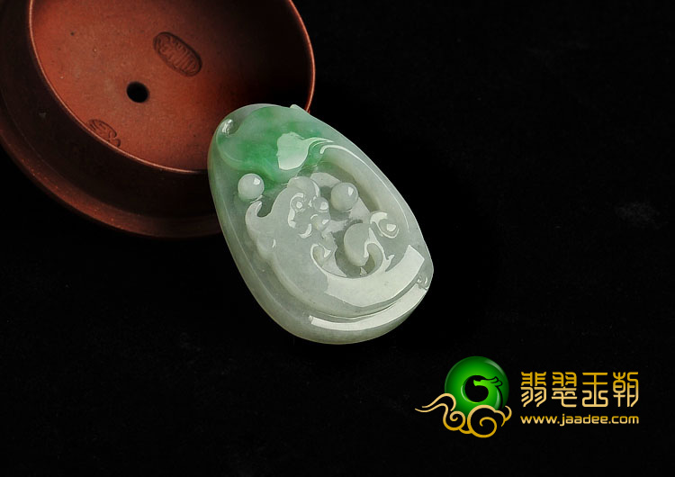 冰种翠色缅甸翡翠A货龙牌挂件