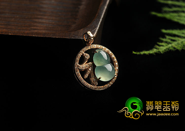 冰种略飘花缅甸翡翠A货镶玫瑰金福字胸坠（真钻）