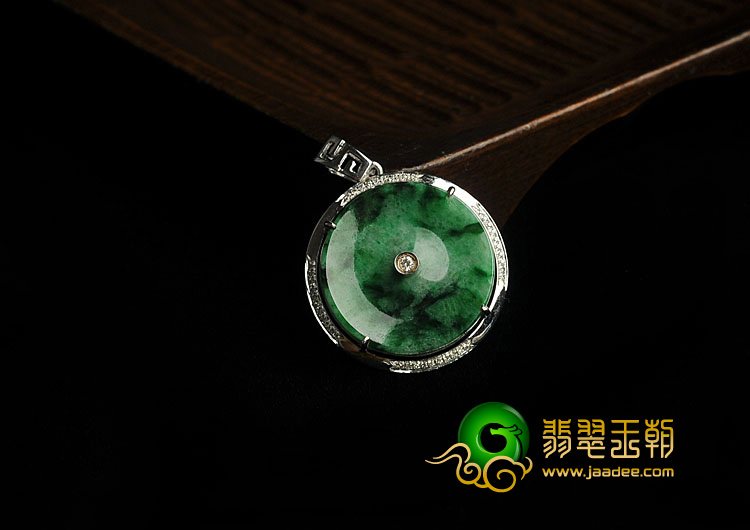 糯冰种廯加绿缅甸翡翠A货镶白金平安扣胸坠（真钻）