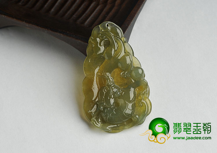 冰种褐黄翡缅甸翡翠A货龙牌挂件