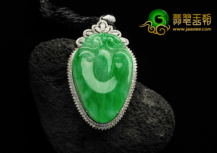 冰种飘翠缅甸翡翠A货镶白金胸坠（真钻）