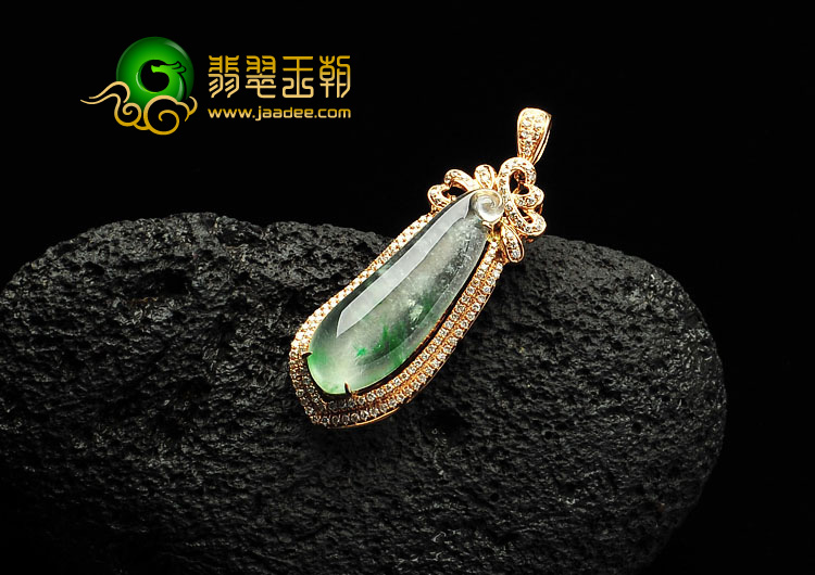 玻璃种飘翠缅甸翡翠A货镶玫瑰金福瓜胸坠（真钻）