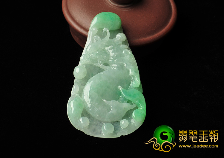 糯冰种翠色缅甸翡翠A货鱼龙变挂件