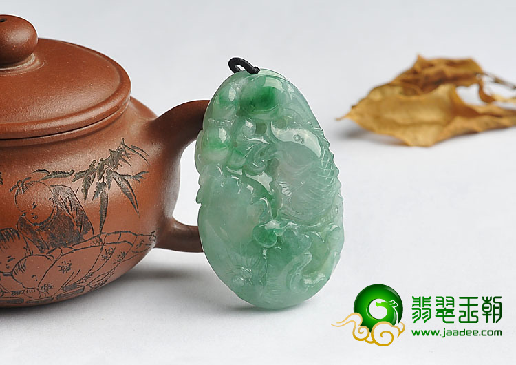 冰种翠色缅甸翡翠A货年年有余挂件