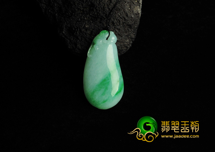 糯冰种翠色缅甸翡翠A货福瓜挂件