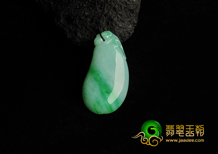 糯冰种翠色缅甸翡翠A货福瓜挂件
