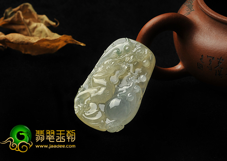 冰种黄翡飘花缅甸翡翠A货龙牌挂件