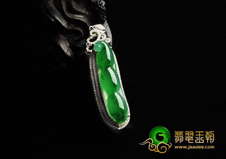 冰种翠色满绿缅甸翡翠A货镶白金四季豆胸坠（真钻）