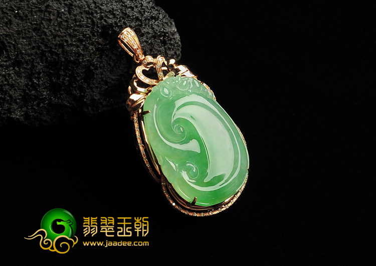 冰种翠色缅甸翡翠A货镶玫瑰金如意胸坠（真钻）