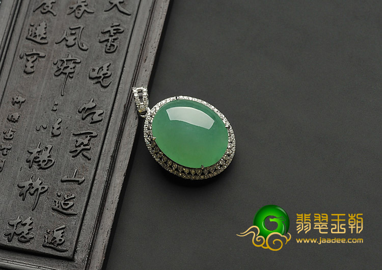 冰种绿晴水缅甸翡翠A货镶白金胸坠（真钻）