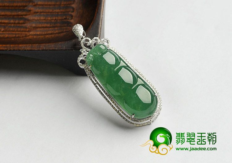 冰种阳绿缅甸翡翠A货镶白金四季豆胸坠（真钻）