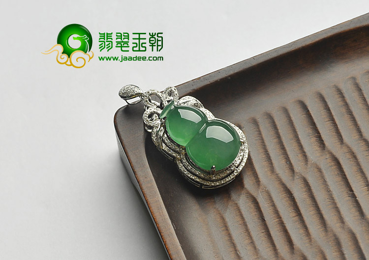 冰种翠色缅甸翡翠A货镶白金葫芦挂件（真钻）