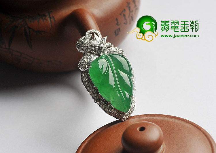 冰种阳绿缅甸翡翠A货镶白金金枝玉叶挂件（真钻）