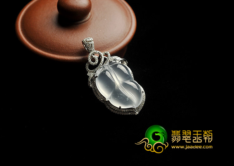 玻璃种强莹光缅甸翡翠A货镶白金金枝玉叶挂件（真钻）