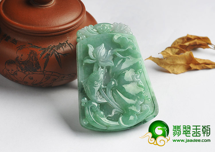 糯冰种春带彩缅甸翡翠A货年年有余挂件