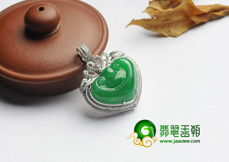 冰种正阳绿缅甸翡翠A货镶白金心形胸坠（真钻）