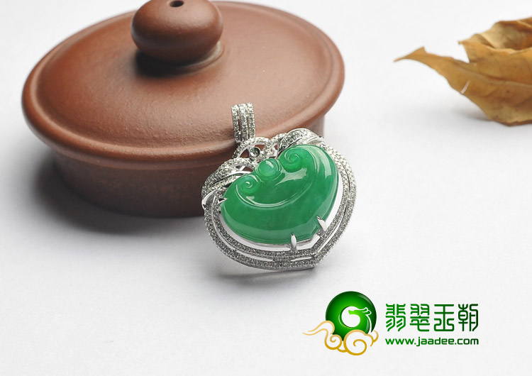 冰种正阳绿缅甸翡翠A货镶白金心形胸坠（真钻）