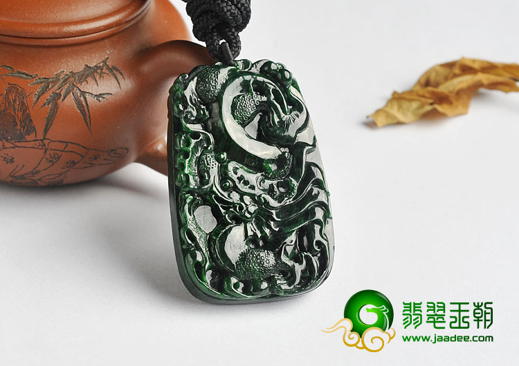 (超值推荐)细糯种浓绿缅甸翡翠A货龙牌挂件