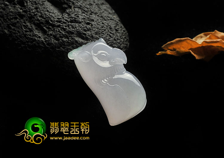 冰种淡春带彩缅甸翡翠A货鹰头挂件