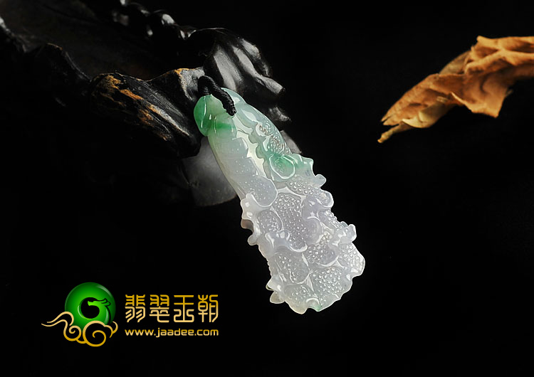 冰种淡春带彩缅甸翡翠A货白菜挂件