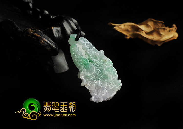 冰种淡春带彩缅甸翡翠A货白菜挂件