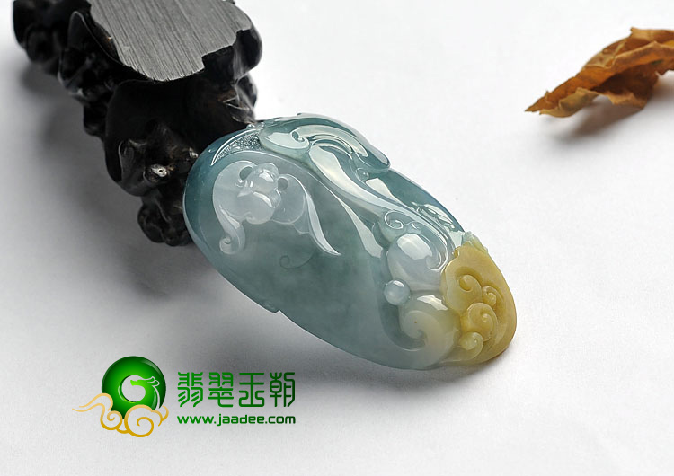 冰种蓝水略带黄翡缅甸翡翠A货龙头鱼挂件