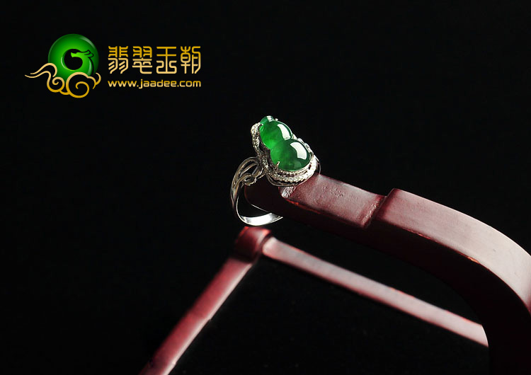 冰种菠菜绿缅甸翡翠A货镶白金葫芦戒指（真钻）