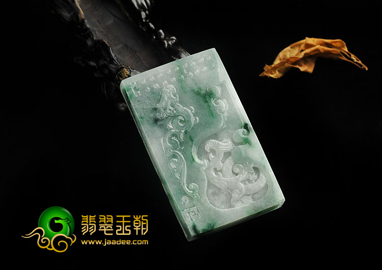 糯冰种飘花缅甸翡翠A货龙牌挂件