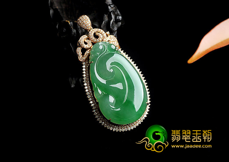 冰种翠色缅甸翡翠A货镶玫瑰金如意胸坠（真钻）