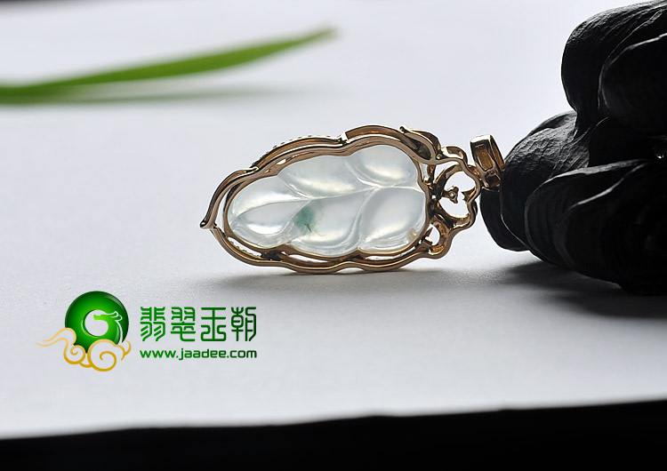 冰种略飘花缅甸翡翠A货镶玫瑰金叶子胸坠（真钻）