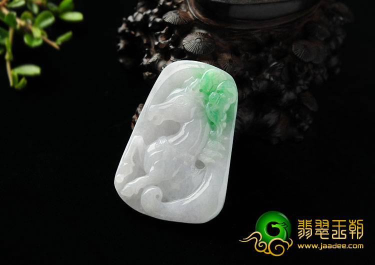 糯冰种飘翠缅甸翡翠A货马牌挂件