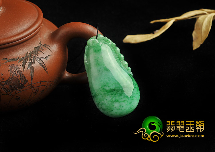 糯冰种翠色略带黄翡缅甸翡翠A货福瓜挂件