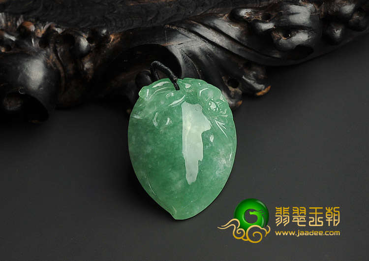 糯冰种翠色缅甸翡翠A货寿桃挂件