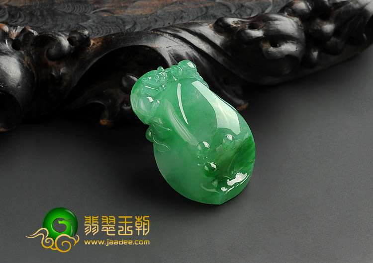 冰种翠色缅甸翡翠A货寿桃挂件