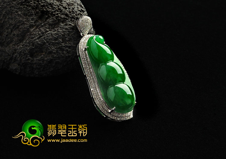 糯冰种正阳绿满绿缅甸翡翠A货镶白金四季豆胸坠（真钻）
