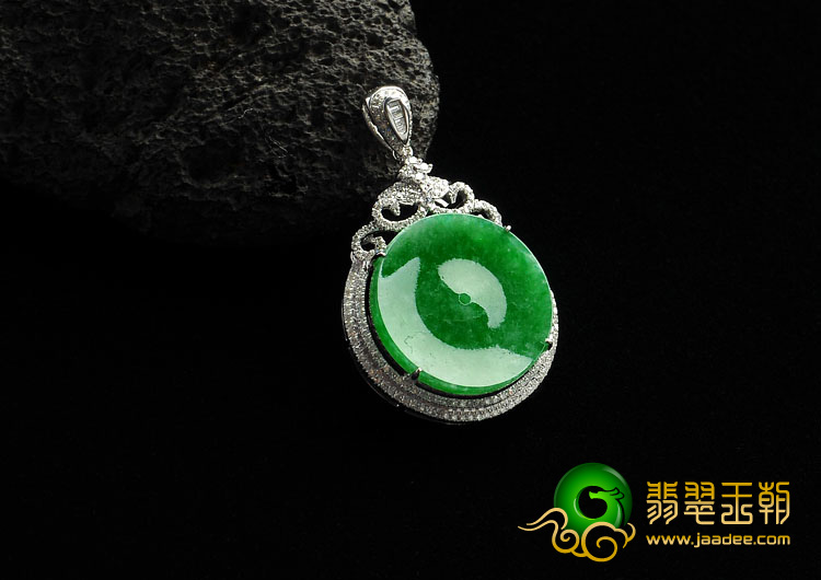糯冰种阳绿缅甸翡翠A货镶白金平安扣胸坠（真钻）