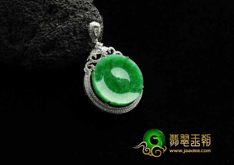 糯冰种阳绿缅甸翡翠A货镶白金平安扣胸坠（真钻）