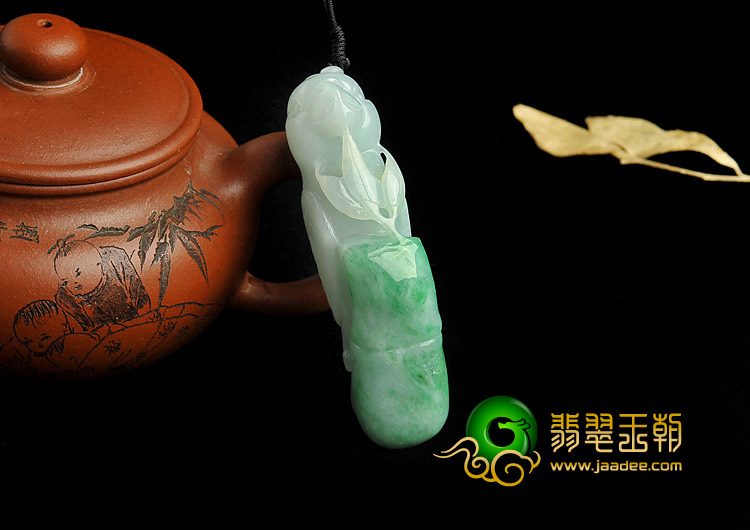 糯冰种翠色缅甸翡翠A货鹦鹉挂件