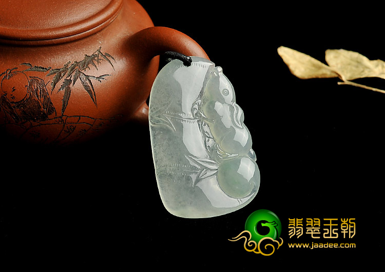 冰种略飘花缅甸翡翠A货节节高挂件
