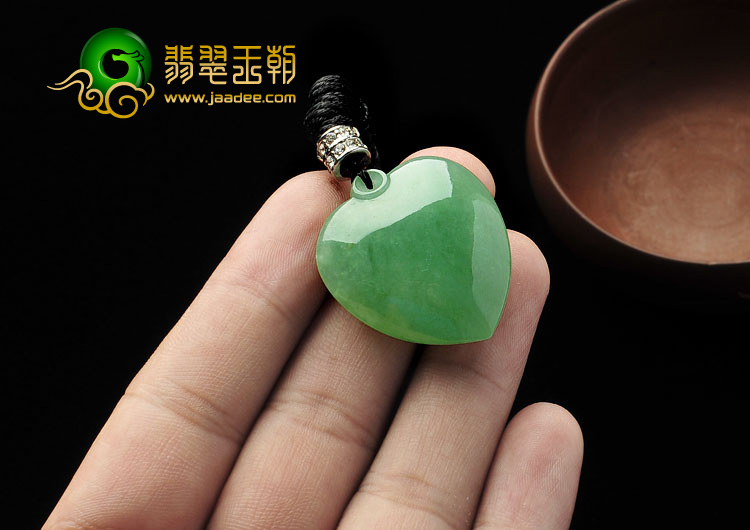 糯冰种绿晴水缅甸翡翠A货心形挂件