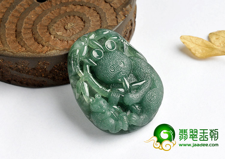 （超值推荐）糯冰种蓝水缅甸翡翠A货熊猫挂件