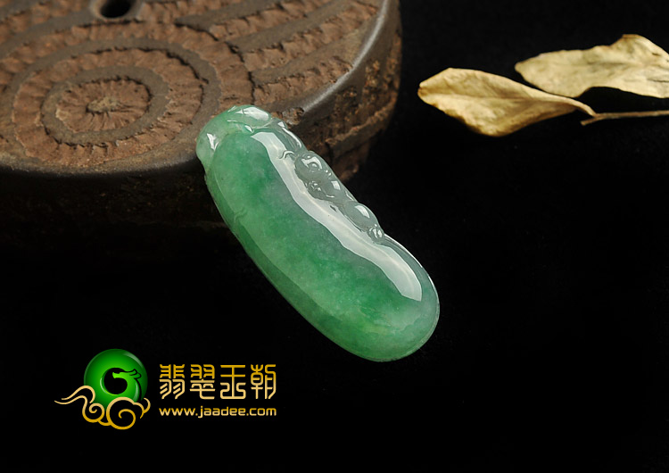 糯冰种翠色缅甸翡翠A货福瓜挂件