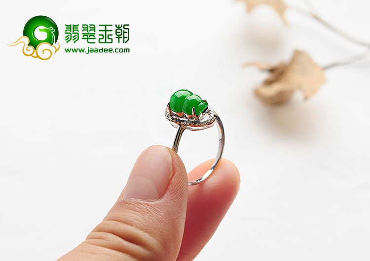 糯冰种正阳绿满绿缅甸翡翠A货镶白金葫芦戒指(真钻）