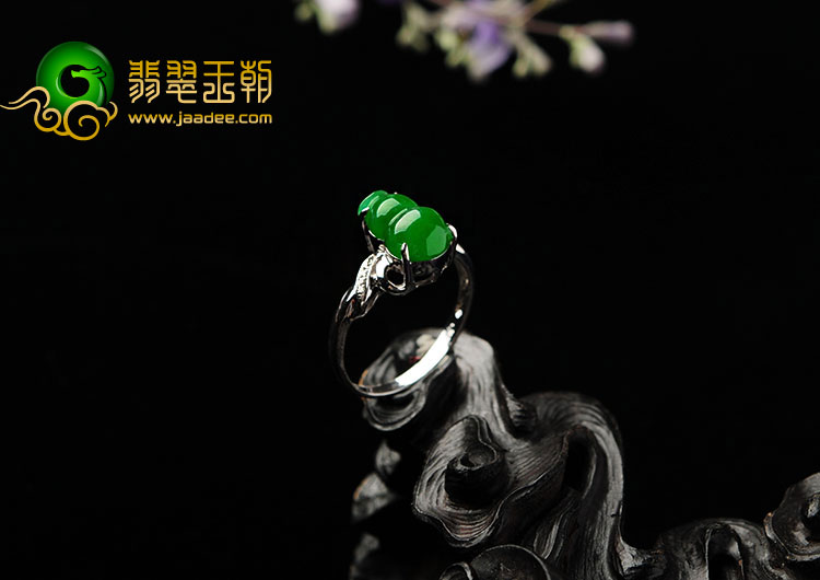 糯冰种正阳绿满绿缅甸翡翠A货镶白金葫芦戒指(真钻）
