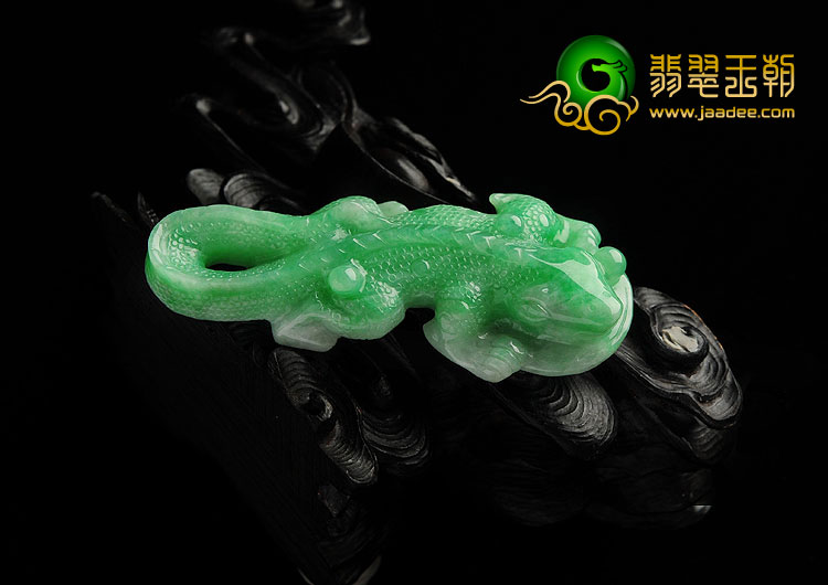 糯冰种翠色缅甸翡翠A货今非昔比挂件