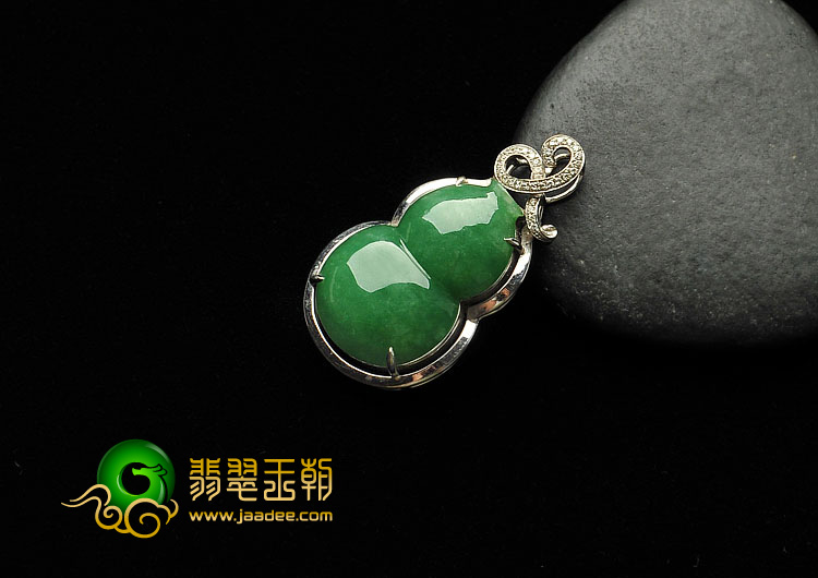 糯冰种翠色缅甸翡翠A货镶白金葫芦胸坠（真钻）